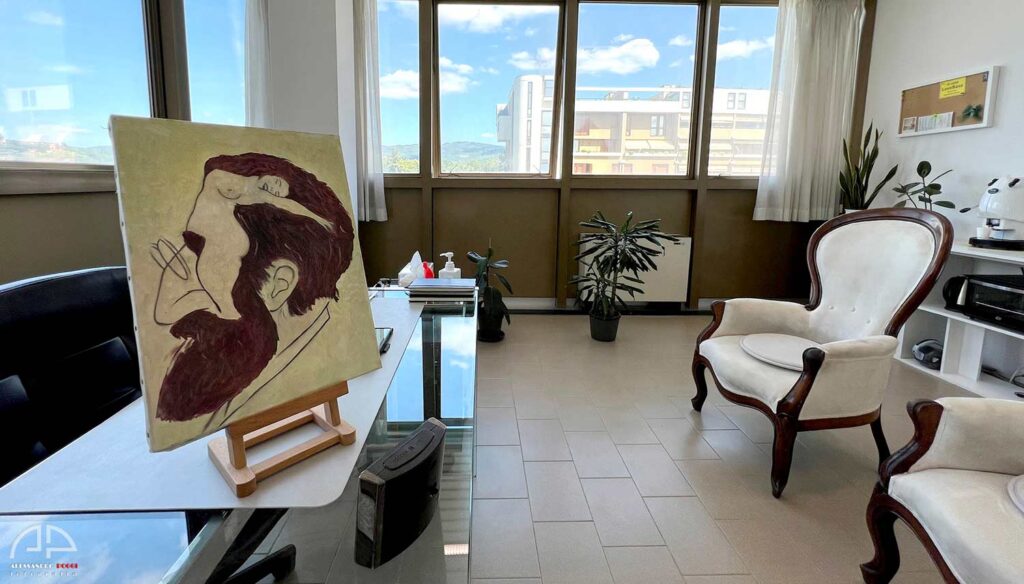 Fotografia dello Studio Kintula con una pittura di un ritratto di Freud al primo piano.